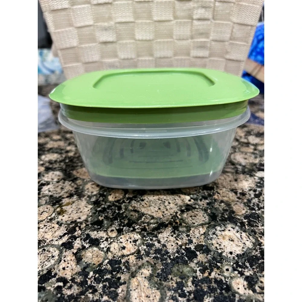Rubbermaid Produce Saver 5 Cup Food Storage Container Green Lid with CrispTray